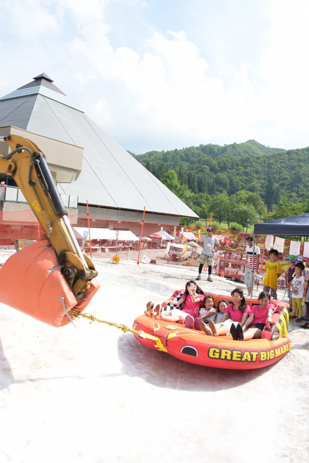 新潟県魚沼市で７月に冬季間に保存した雪を用いた 夏の雪まつり が開催 新潟県内のニュース