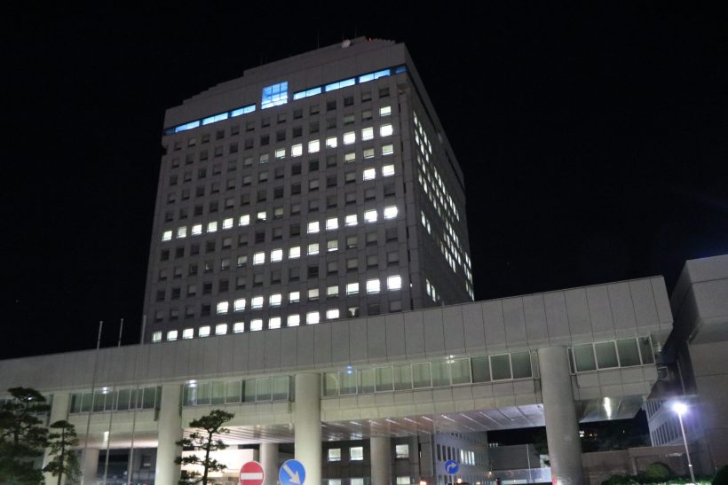 新潟県が医療従事者にエールを送るため新潟県庁舎１５階をブルーにライトアップ