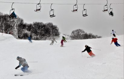 若者らが軽快に滑るぶどうスキー場ゲレンデ
