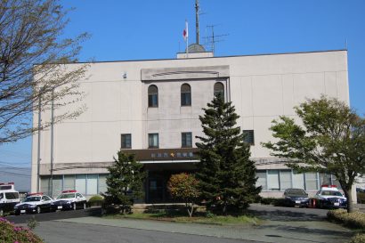 アパートの自室に火を自ら放ったとして、男性（８３歳）を放火の疑いで逮捕