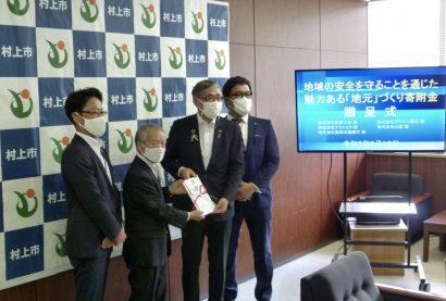 株式会社ダスキン鈴木（新潟県村上市）、第四北越銀行株式会社など５つの企業が村上市の高橋邦芳市長へ寄附金を贈呈
