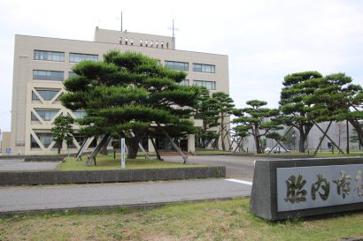 新潟県胎内市が本庁舎などに勤める市職員４人の新型コロナウイルス感染を発表、市役所業務は継続
