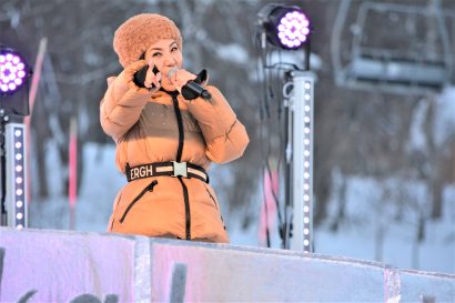 【動画あり】「冬の女王」が２，０００人にハイトーンボイスを披露　歌手の広瀬香美さんが赤倉観光リゾートスキー場で無料ライブ