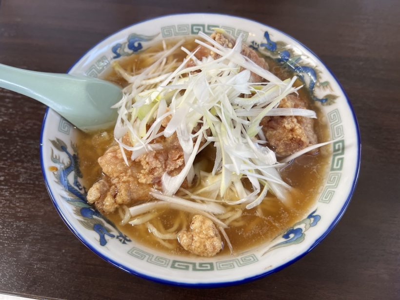 キシャメシ】100人入る大箱ラーメン店でボリューミーな唐揚げラーメン