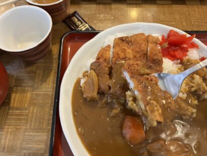【キシャメシ】昨年1位の「澤田そば屋」を久しぶりに再訪、名物のカツカレーで満足満足！