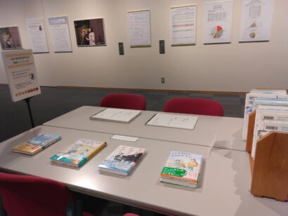 小川未明文学賞・大賞『ほーちゃんと、旅に出る』（昨年度第33回文学賞）など歴代の受賞作品の展示