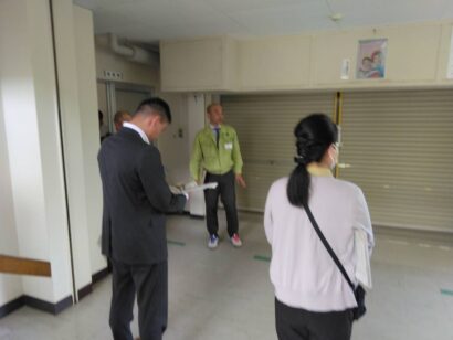 【記者ノート】上越市内の小中学校の廃校施設をどう利活用してもらうか、民間事業者向けの見学会（市内外9事業者が13校を見学）！