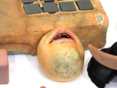【MOTHER FACTORY】本物の“口”が小銭をくわえる！？ 「人肉アイテム」の展示が、新潟県新潟市中央区で開催中！　 HIKAKIN氏とコラボしたことも