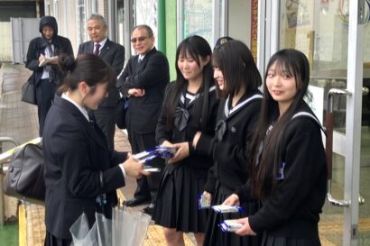 【加茂署と高校生が連携】若者に性暴力被害防止を呼びかけ、加茂駅前で啓発活動