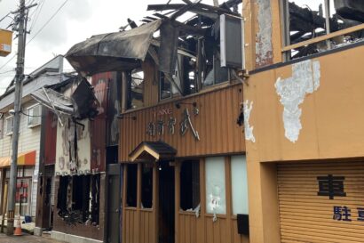 【雑居ビル含む計8棟に被害】新潟県三条市の繁華街で大規模火災、雑居ビルのバーから出火か