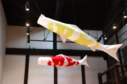 今代司酒造、直営店内に日本酒「錦鯉」のボトルを再現した鯉のぼりを掲揚中（新潟市中央区）