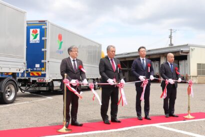 【新潟初】ドライバー不足と環境負荷に対応　亀田製菓と新潟輸送がダブル連結トラック運行開始
