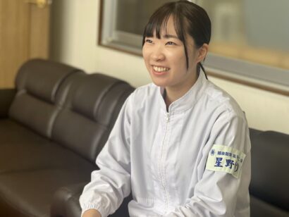 【特集】越後製菓食品研究室、星野万悠子さん　「精密な検査で、新潟が誇るおいしさの安全を守ります」新潟食料農業大学食料産業学部卒業生を追う