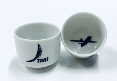 トキエア、オリジナルデザインのお猪口を販売開始　新潟の航空会社ならではの一品に