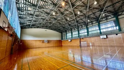 弥彦村に国内最大級のドローンスクール開校、平日の利用頻度少ない村営体育館を活用