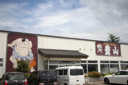 【キシャメシ】トラックドライバーに絶大な支持、ドライブイン豊山（新発田市）の「もつ煮定食」でパワーみなぎる