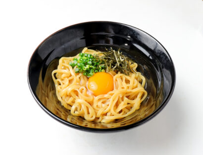 ワンコインで味わえる「たまごかけ麺」が登場！　らーめん風伯万代店、平日15時〜17時限定で