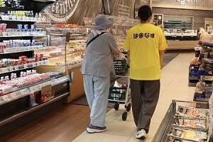 ウオロク、県内初のスローショッピングに協力　関屋店で月1回実施