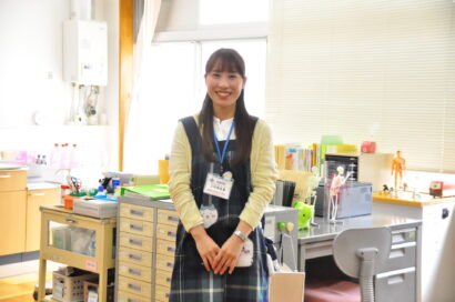 【特集】日和山小学校養護教諭 上村優里華さん「子どもたちの笑顔が原動力」新潟青陵大学卒業生を追う
