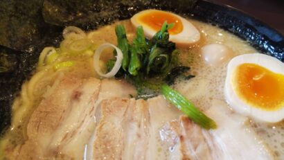 【キシャメシ】豚骨の海に溺れたい―風神家「塩MAX」で味わう幸福感（新潟県柏崎市　横浜家系ラーメン 風神家 柏崎本店）