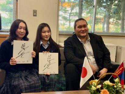 大相撲の伊勢ヶ濱親方が新潟青陵学園を訪問、モンゴル留学生らと笑顔の交流