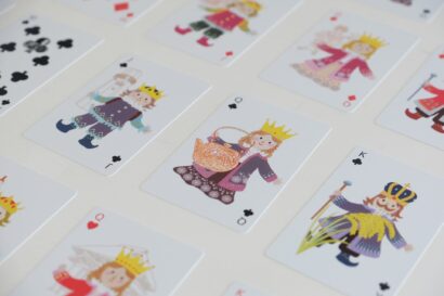 ラーメン・カトラリー・酒呑童子・良寛さん…燕の名物や有名人などが大集合　絵本画家・黒井健氏デザインの「つばめトランプ」が登場　一般販売も