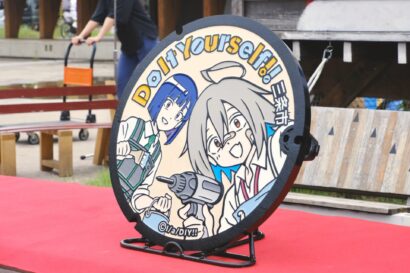 アニメ「DIY!!」の放送3周年を記念し、三条市にご当地マンホールが設置