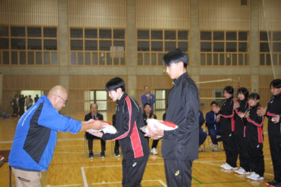 【新米食べて健闘を】藤井商店（弥彦村）がJOC中学バレー新潟県選抜チームにコシヒカリ特別栽培米150kg贈呈