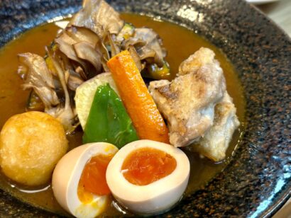 【キシャメシ】ミシュラン割烹から派生した「出汁香る」一皿を味わう　スープカレーUOYUKI