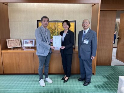 加茂・三条・田上の子どもたちに「本の贈り物」　小柳建設が100万円分の図書カードを地域へ寄贈