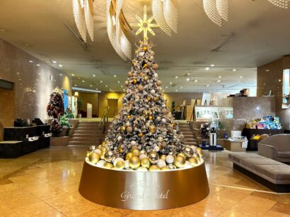 新潟グランドホテルのロビーに過去最大のクリスマスツリー　訪れる人に幸せを