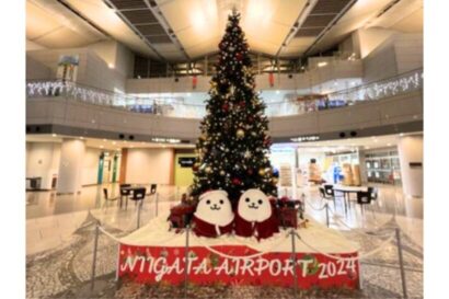 新潟空港に高さ約5メートルのクリスマスツリー登場　12月26日まで、19時～21時は館内照明を落として演出も