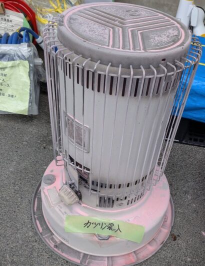 高病原性鳥インフルエンザ防疫措置現場で石油ストーブへの誤給油による発火事故が発生