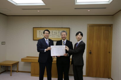 【企業版ふるさと納税】プライムアシスタンスが新潟市に100万円寄付、中原市長から大倉社長に感謝状贈呈