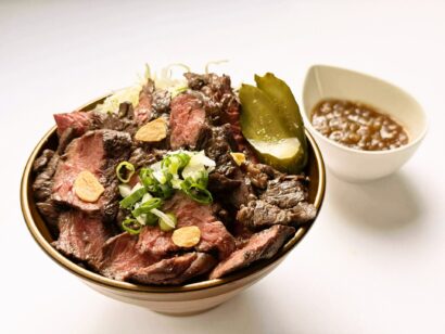 【いい肉の日】日帰り温泉「じょんのび館」でスタミナ満点！「サガリステーキ丼」期間限定販売、お腹も心も満たす