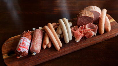 【金賞に輝く】へんじんもっこ（新潟県佐渡市）の「あらびきウインナー」など9商品が受賞！世界の舞台で大躍進