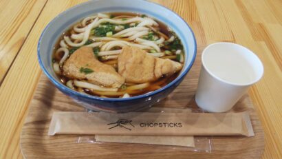 【キシャメシ】新潟ふるさと村でちょっと一息　cafe花畑の栃尾の油揚げうどん（新潟市）