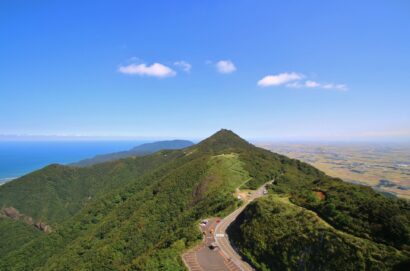 【弥彦山で山岳遭難】80歳代男性が登山不能に、県防災ヘリで救助