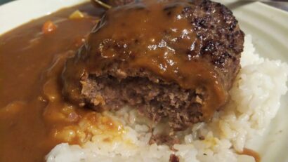 【キシャメシ】これは反則級　肉汁あふれる和牛ハンバーグカレー（新潟県長岡市　伽羅舎RORO）