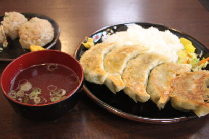 【キシャメシ】新発田駅前食堂で「新春肉汁祭り」、ジャンボシュウマイと餃子ライスを激喰い＜本田屋食堂＞