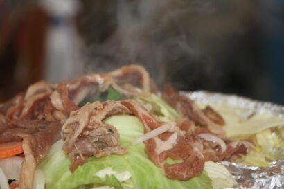 【キシャメシ】胎内スキー場・鹿ノ俣ロッジで名物のジンギスカンを爆食！道産子記者も大満足