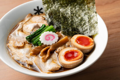 スノーピークが「雪峰食堂 燕三条店」開業　生姜香る長岡ラーメンなど“湯上がりの一杯”を提供