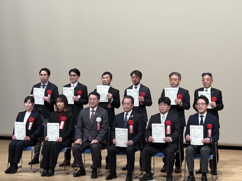 ウオーキングチャレンジ優秀賞に選ばれた各社の代表と中原市長（前列左から3人目）