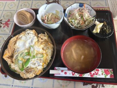 【キシャメシ】香ばしいカツ、玉子とじに長ネギがマッチ（旬菜亭梅ちゃん）