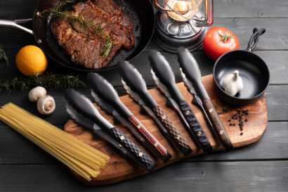 2つの「金物の街」がコラボ　刃物ブランドFEDECA、分厚い肉やパスタもしっかり掴む「つかみのトング」発表