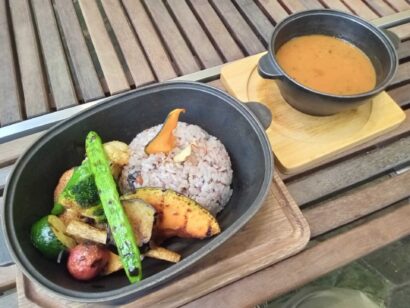 【キシャメシ】北の大地・札幌でキシャメシ、スノーピーク監修「アーバンアウトドア」レストランで味わう新鮮野菜のスープカレー
