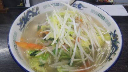 【キシャメシ】　シャキシャキ野菜山盛りタンメン　太麺と塩スープが好相性　らあめん天山 長岡店