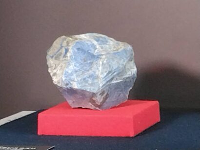 【記者ノート】国内初の発見「ラピスラズリ」（糸魚川産）の展示　フォッサマグナミュージアムで7日から