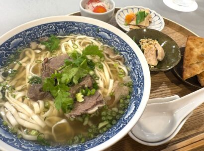 【キシャメシ】なんだこのうまさは！　完飲必至の凝縮スープとほろほろ肉の牛肉麺　台湾料理店「ルーロ」