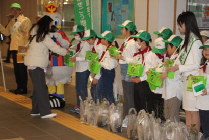 【ミス日本出場みどりの大使も参加】にいがた緑の百年物語緑化推進委員会が4月3日にJR新潟駅構内で街頭募金活動を展開